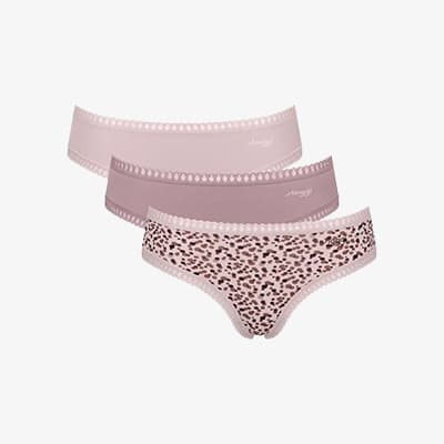 Dreierpack Damen-Slips in Rosa und Lila, zwei unifarben, einer mit Leopardenmuster, fächerförmig angeordnet